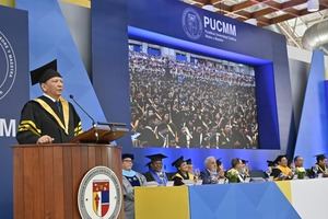 Doctor Leonardo Aguilera exhorta a 1,149 graduados de la PUCMM a ser visionarios y valorar la ética