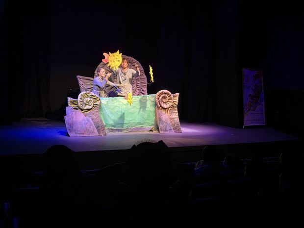 Los actores rusos Koltsov Dmitry y Liubomudrova Nina durante la puesta en escena Un Dinosaurio llamado Igu en la sala Ravelo del Teatro Nacional