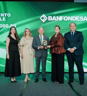 BANFONDESA es galardonado por la BVRD como líder en "Instrumento Sostenible" en los Premios 2025