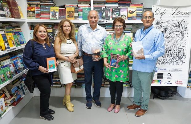 Varinia Caamaño, Teonilda Madera, Guillermo Linares, presidente New York State Higher Education Services Corporation; Verónica Sencion e Isael Pérez.