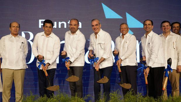 El presidente Luis Abinader junto al ministro de Turismo, David Collado; el presidente ejecutivo de Banreservas, doctor Leonardo Aguilera; el CEO de la cadena hotelera Meliá, Gabriel Escarrer; y demás empresarios turísticos.