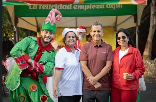 Ana Angélica Moreno, Jesús Moreno y Lía Germán Moreno junto al duende de Helados Bon.