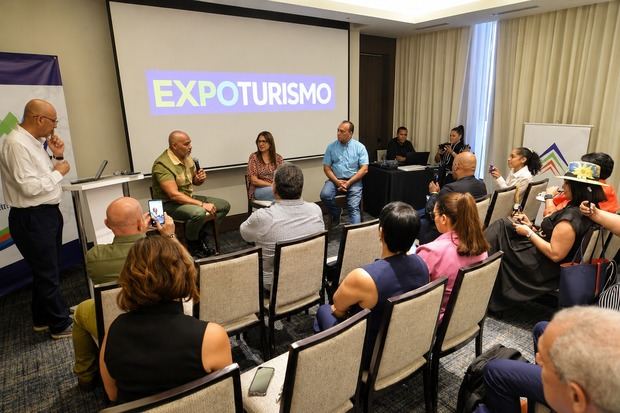 Salvador Batista exponiendo en el conversatorio sobre la evolución de la prensa turística en RD
