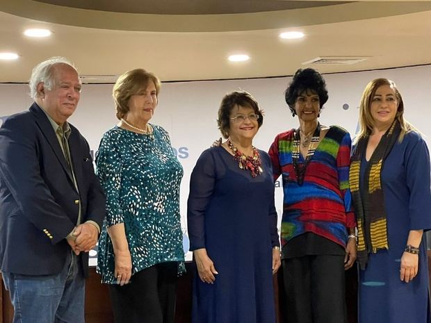 Wilfredo Lozano, Laura Faxsa, Elsa Nuñez, Julia Castillo y Verónica Sención.