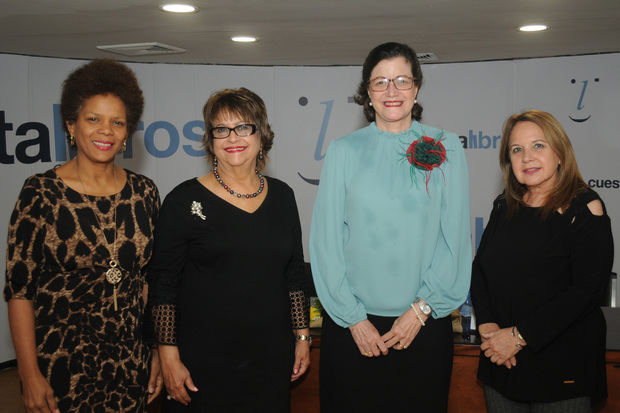 Marivell Contreras, Verónica Sencion, Aura Celeste Fernández y Varinia Caamaño.