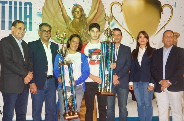 Los Atletas del Año, Ana Ysa Tejeda (natación) y Antonio Tornal (judo), son premiados por la junta directiva del Club Deportivo Naco, entregan Luis Miguel Pou Guerra, Jean Michael Alfaro, Audrey Lehoux Miniño,  Ernesto Martínez y Erick Hernández.