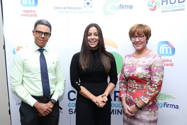 Hamlet Montas, Fénix Pérez y Carmen Santana.