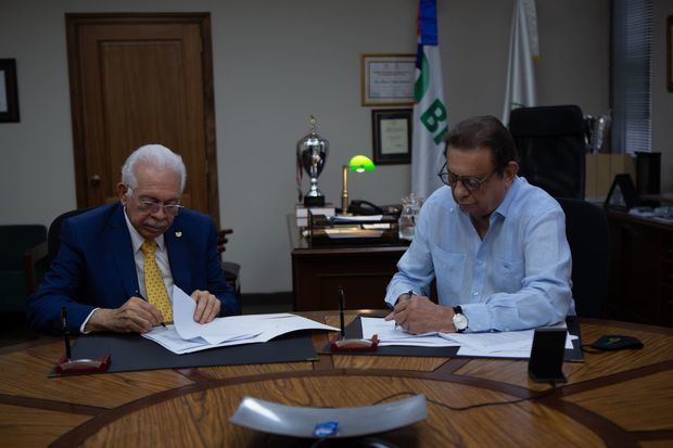 Luis Molina Achécar, presidente del Banco BHD y Miguel Fiallo Calderón, rector de la UNPHU