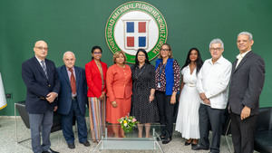 Autoridades de la UNPHU junto a los panelistas expertos.