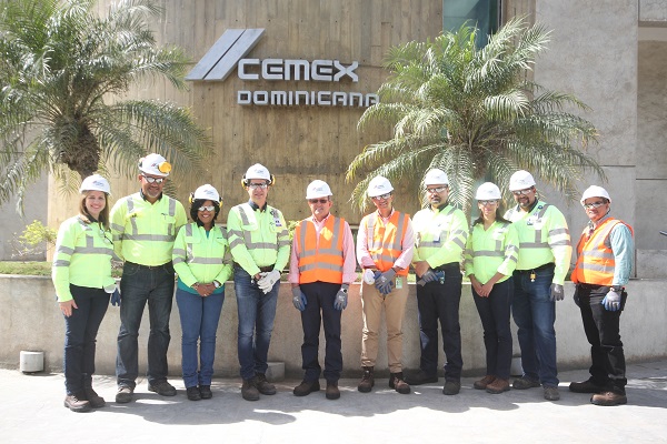 El Ministro de Medio Ambiente y Recursos Naturales, A?ngel Este?vez y Alejandro Rami?rez Cantu?, Director Clu?ster Caribe de Cemex encabezan el recorrido