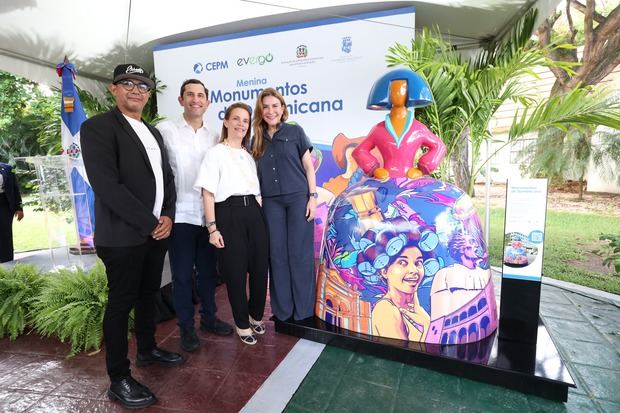 El artista Omar Garcia junto a Roberto Herrera, gerente pais de CEPM, Elaine Sosa y Carolina Mejia, alcaldesa del Distrito Nacional.