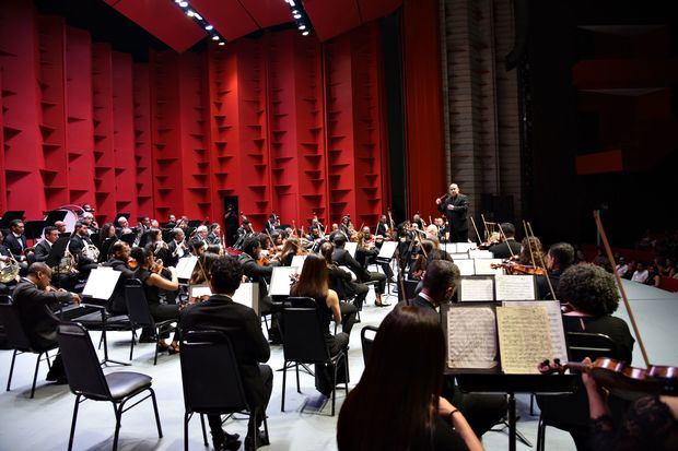 El maestro puertorriqueño Jaime Morales tocando en la Temporada Sinfónica 2023. 