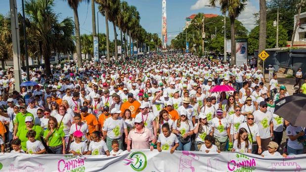 Parte de los caminantes que donaron sus pasos a favor de la lucha contra en cáncer.