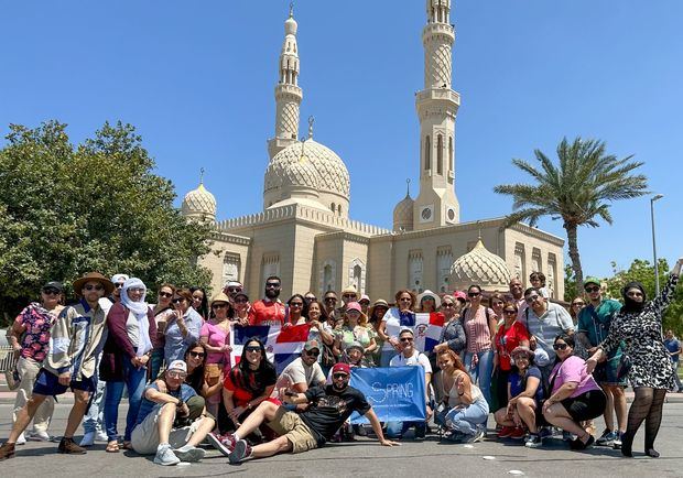 Visitantes dominicanos y estadounidenses en el Burj Al Arab, en los Emiratos Árabes Unidos.