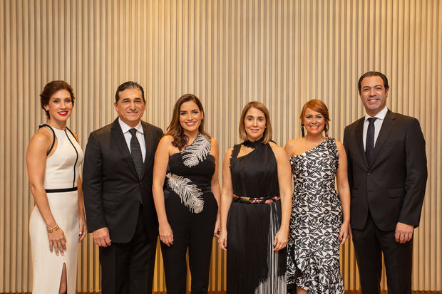 Laura Bentances, Ricardo SuberoIsa, Altagracia Isa, Elisabet Barcelo, Maitte Abreu y Jose Manuel Santelis.