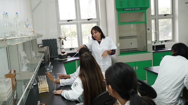 Lcda. Rayza Almanzar, junto a estudiantes de la Escuela de Farmacia.
