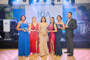 Sobeida Perdomo junto a Maribel Casilla, Fátima Fernández, Jeimy Soriano, Josefa Espinal y Julio Rodríguez, colaboradores reconocidos por sus de serivicio en Grupo ICA.