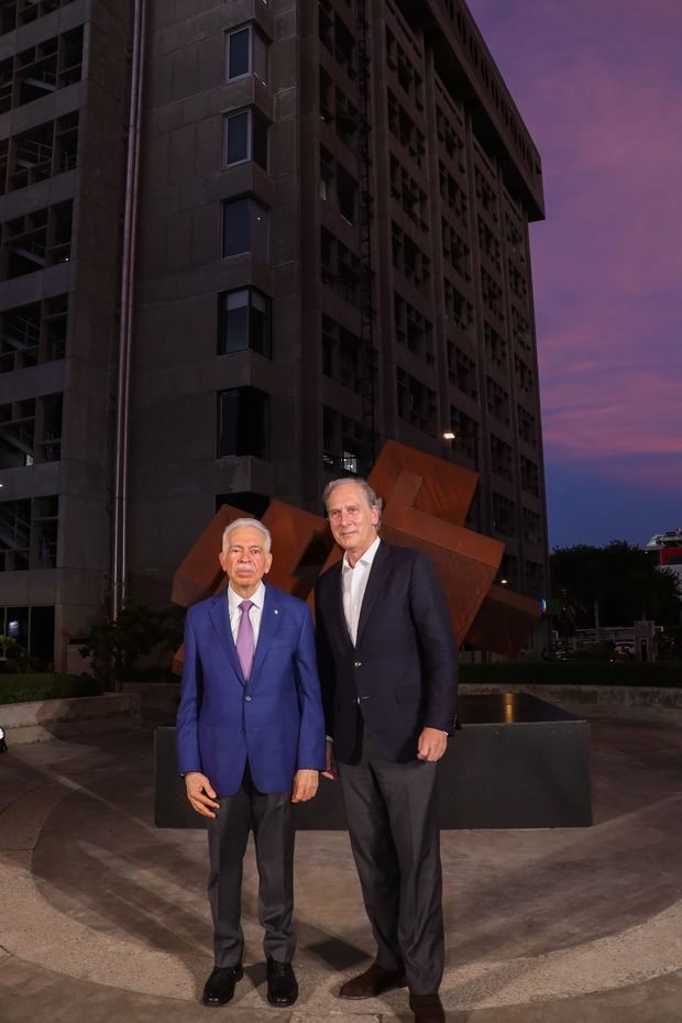 Luis Molina Achécar y arq. Arturo Berned.