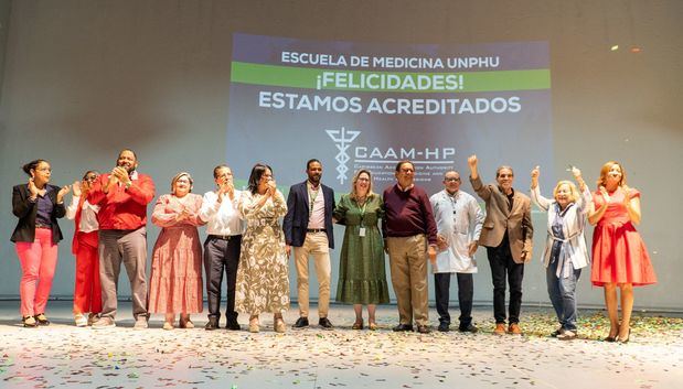 Rector UNPHU, Arq. Miguel Fiallo Calderón, junto a las autoridades universitaria.