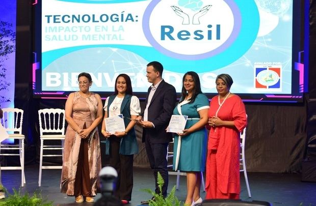 Sandra Fernández y Emma Guzmán junto a los conferencistas Marlyn Fabián, Teodoro Grullón y Janleyda Oleaga, tras hacerles entrega de sus certificados de participación y agradecimiento.