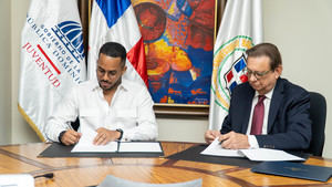 Rafaél Jesús Féliz García, ministro de la Juventud y el Arq. Miguel Fiallo Calderón, rector de la UNPHU.