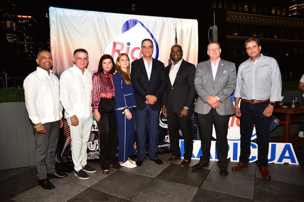 Juan Peña, Pedro Brache, Elsa Julia Brache, Maribel de Hazim, Dr. Santiago Hazim, Ruel Stephenson, Samuel Collado y Lorenzo Piña.