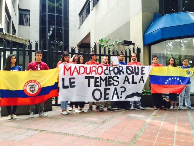 Manifestantes venezolanos frente a la OEA.