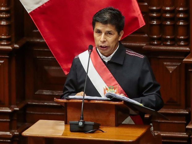 Fotografía cedida este martes por la Presidencia del Perú en la que se registró al mandatario Pedro Castillo, al dirigirse el Congreso Nacional, en Lima, Perú.