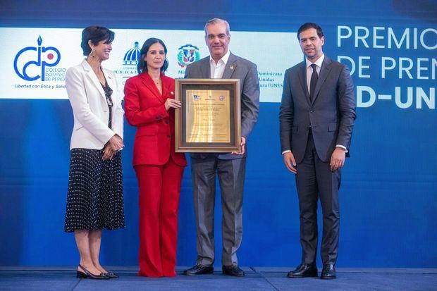 La hija de Alicia Ortega, recibe el premo.