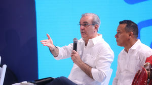 Abinader escucha a la comunidad de San Cristóbal y promete acciones ante sus inquietudes