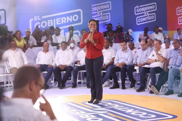 Abinader escucha a la comunidad de San Cristóbal y promete acciones ante sus inquietudes