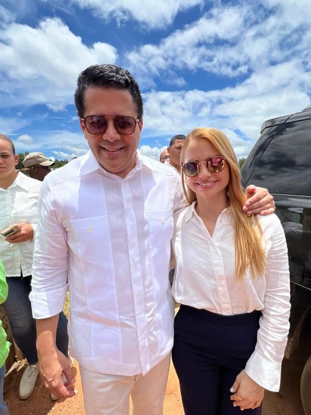 Ministro David Collado junto a Yamilka Cruz .