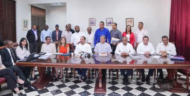 Líderes comunitarios resaltan acuerdo histórico con Barrick Pueblo Viejo tras seis meses de negociación en Cotuí.