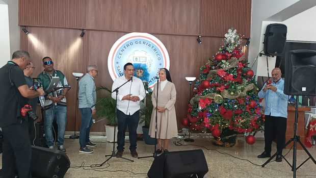 José Rubén Gonell Cosme organiza encuentro navideño en el Centro Geriátrico San Joaquín y Santa Ana.