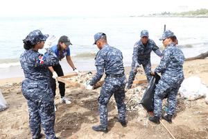 Policía Nacional participa en histórica jornada de limpieza de la playa Fray Antón de Montesinos