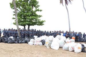 Policía Nacional participa en histórica jornada de limpieza de la playa Fray Antón de Montesinos