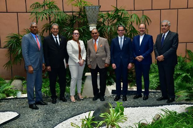  Miembros de la Comisión Ejecutiva del Observatorio de Políticas Migratorias reunidos en la sede de Listín Diario. Figuran su presidente Miguel Franjul, junto a Alliet Ortega Rabassa, Feliciano Lacen Custodio, César Dargam Espaillat, Jacinto Pichardo, Juan Mera y Juan Bancalari.