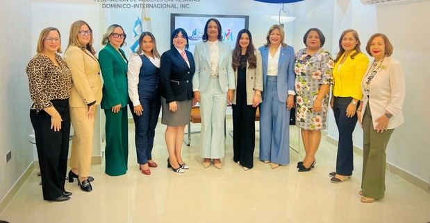  Al centro Rossy Escotto  Minaya y  Alejandra  Herrera Directora del Capítulo Rep. Dom, de la Worl Woman Talent Sistems-WWTS