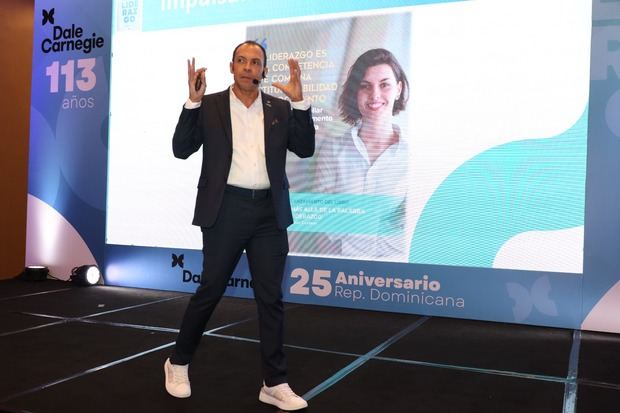 César Cordero lanza su libro Más allá de la palabra Liderazgo en RD.