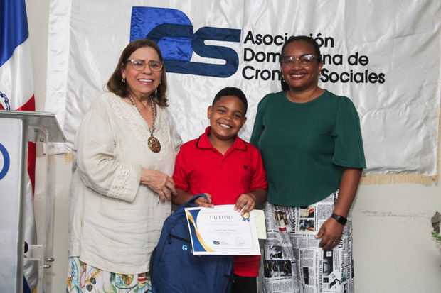 Cronistas Sociales realizan con éxito 'Premio Excelencia Estudiantil 2025'