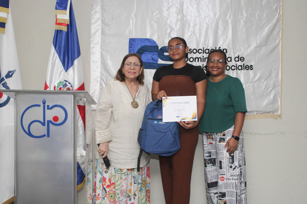 Cronistas Sociales realizan con éxito 'Premio Excelencia Estudiantil 2025'