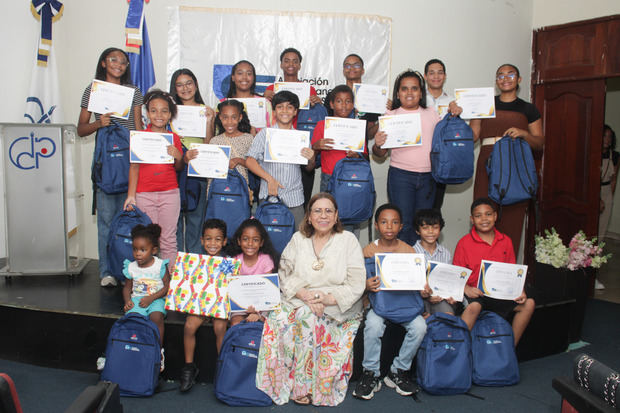 Cronistas Sociales realizan con éxito 'Premio Excelencia Estudiantil 2025'