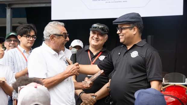 Reconocimiento a Don Quirilio Vilorio, entregan Juan Carlos Peña y Miguel Franjul.