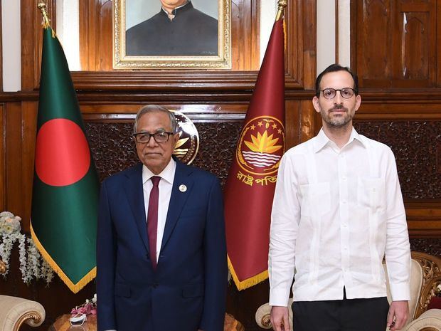David Puig presenta sus cartas credenciales al presidente de la República Popular de Bangladesh