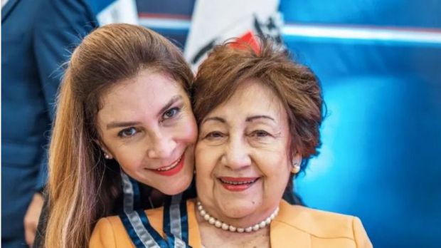 Carolina Mejía con su madre Dña. Rosa.