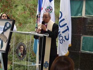 El réquiem estuvo a cargo del obispo emérito de la iglesia episcopal, Julio César Holguín Khoury.
