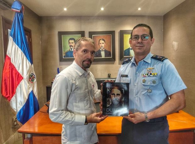 Juan Pablo Uribe: presidencia de la CPEP entrega un reconocimiento a Fahd Yamani Jacobo Salado.