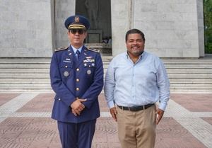 Junto al autor de este texto, Mario Lara.