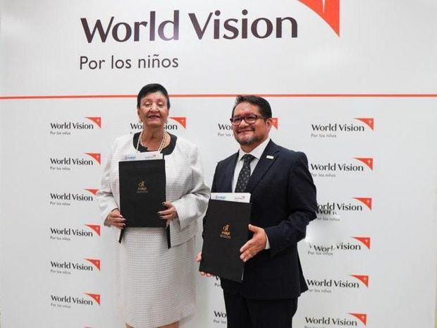 Juan Carlo Ramírez, director nacional de World Vision República Dominicana y Besaida María Santana Sierra de Báez, directora del Inaipi.