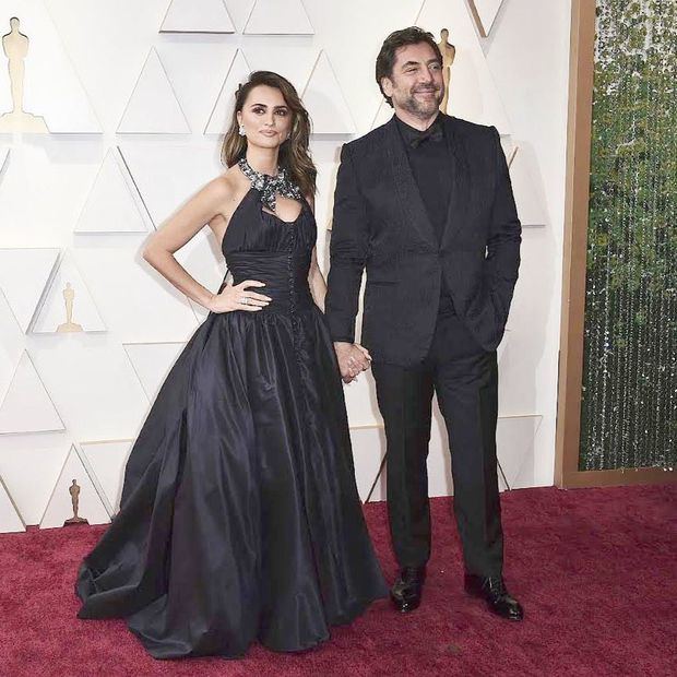 Penelope Cruz viste con un traje negro de Chanel y posa junto a Javier Bardem.